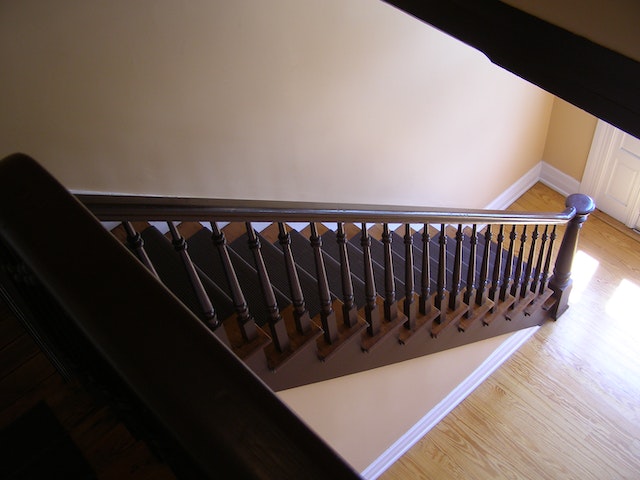 Tout savoir sur la rénovation d’un vieil escalier en bois